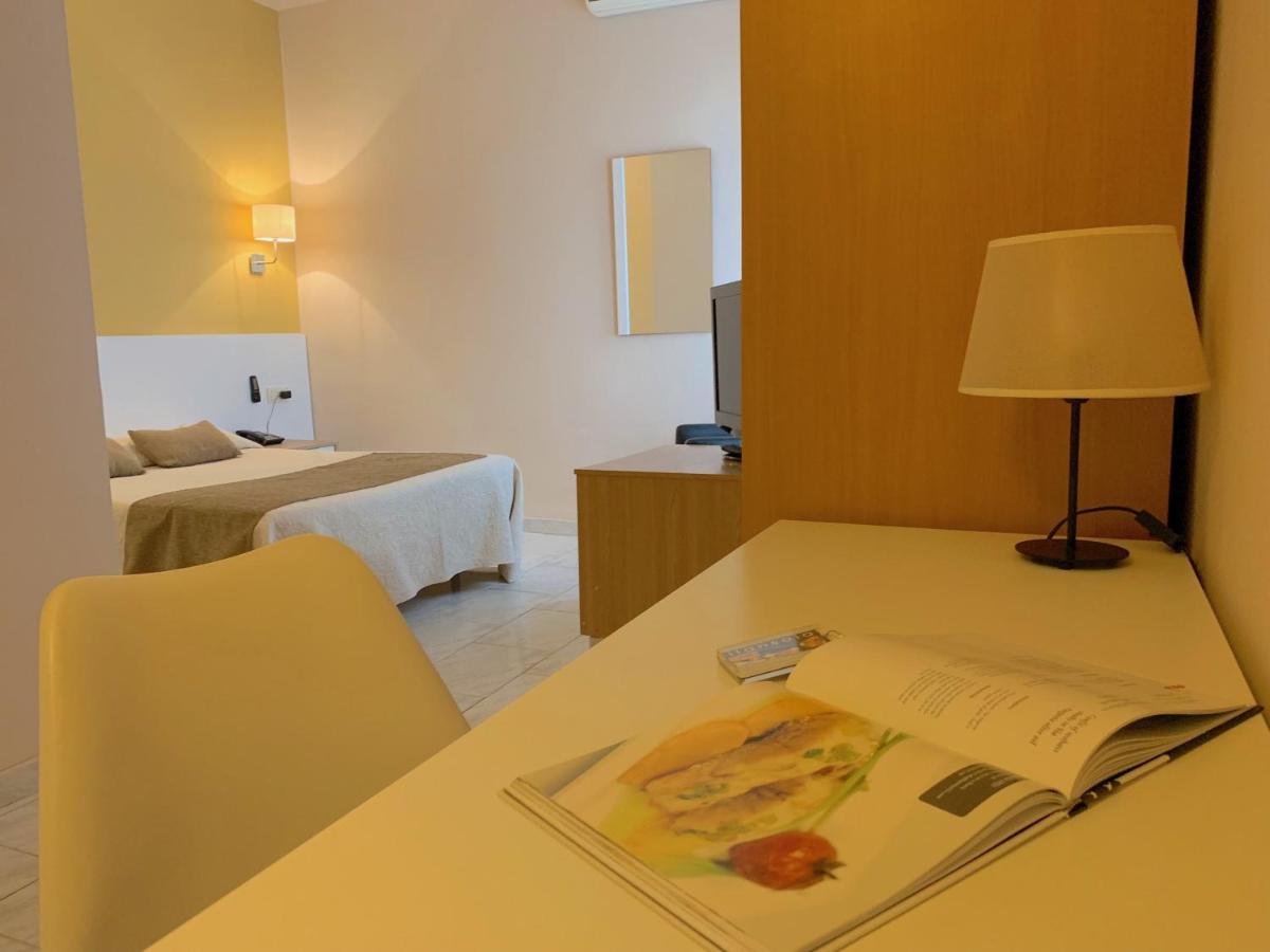 Hotel Restaurant Llansola Sant Carlos de la Ràpita Dış mekan fotoğraf