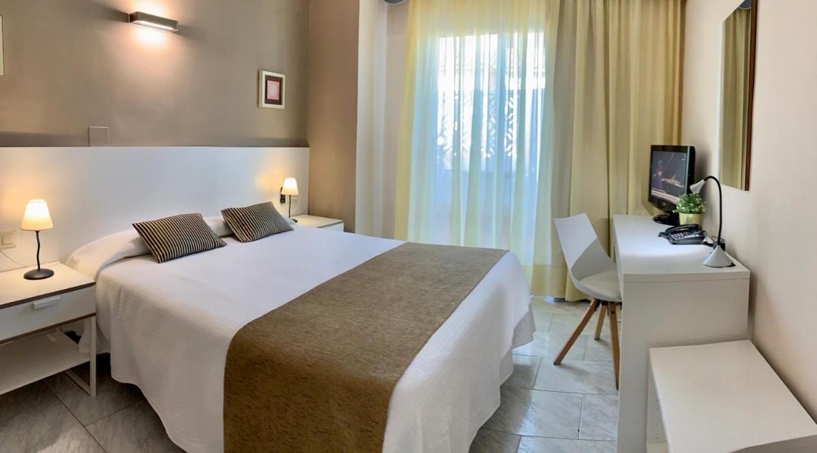 Hotel Restaurant Llansola Sant Carlos de la Ràpita Dış mekan fotoğraf